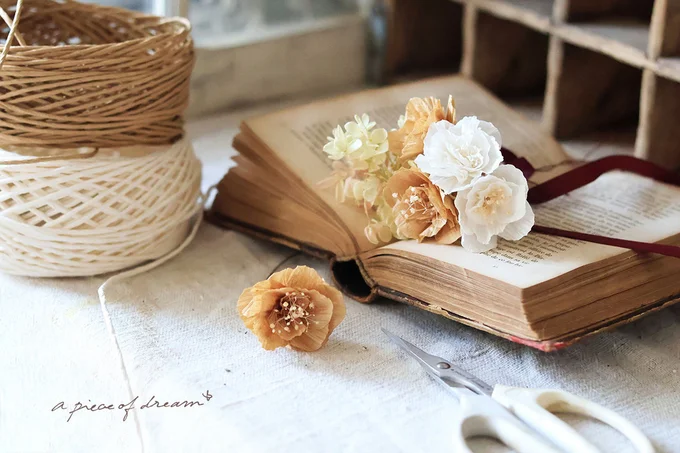 紙ひもを使ってお花作り