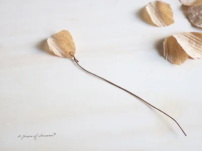 3.花びらの下部分にワイヤーを通してワイヤーをねじります