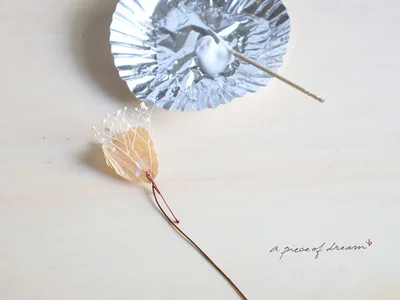 花びらにボンドをつけ、かすみそうをのせる