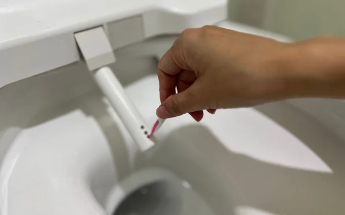 トイレのシャワーノズルの穴を歯間ブラシでお掃除