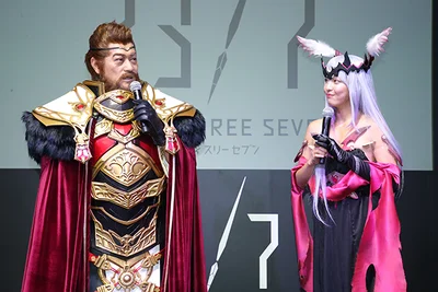 本格的なコスプレ衣装でイベントに登壇する松平健さんと本郷杏奈さん