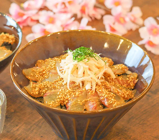 鯛と紅ガニのゴマ漬け丼(JF兵庫漁連)