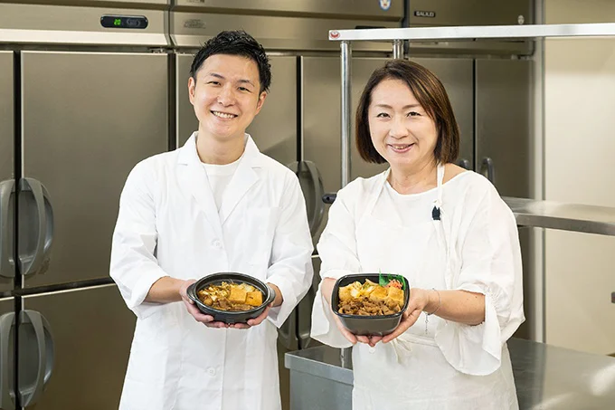 「牛すき焼き」シリーズの開発担当・加藤和希さんと上島亜紀先生