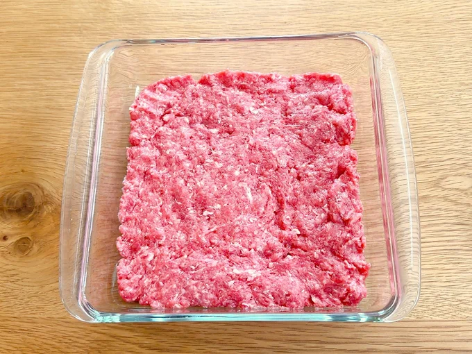 肉だねは大きめの耐熱容器に広げて