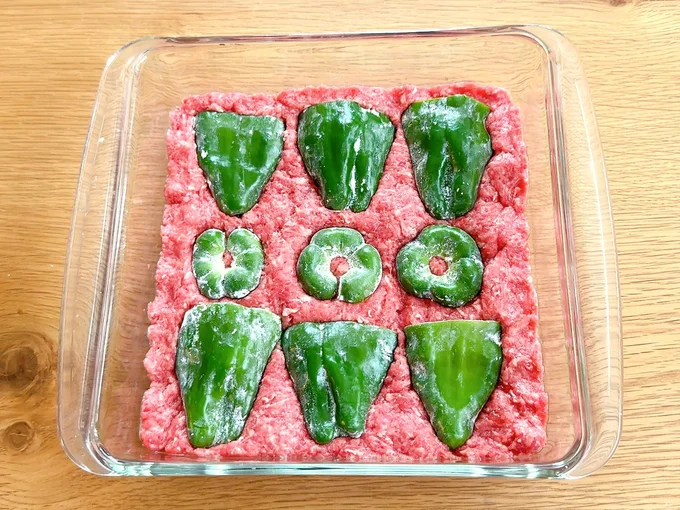 ピーマンの並べ方は自由! 楽しみながらやってみて▶「肉のピーマン詰め」の材料をおさらい