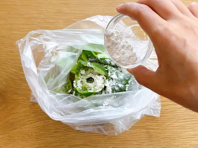 ピーマンに小麦粉をまぶすとはがれにくくなる