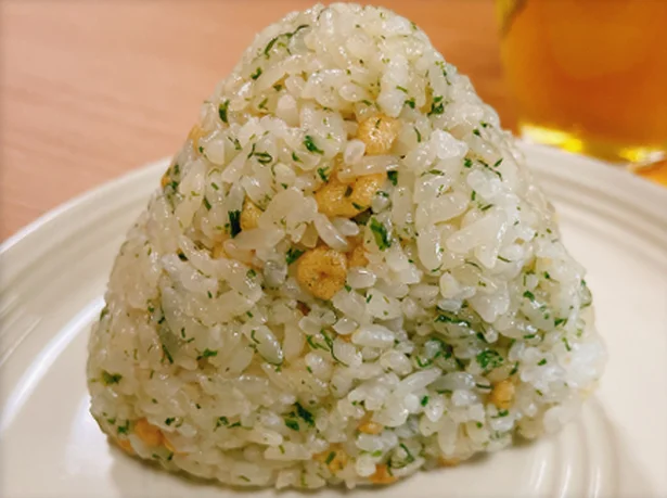 天かすとめんつゆをたっぷり混ぜた「魔王のおにぎり」。炭水化物と脂をかけ合わせた背徳飯だが、食べだしたら止まらない…!