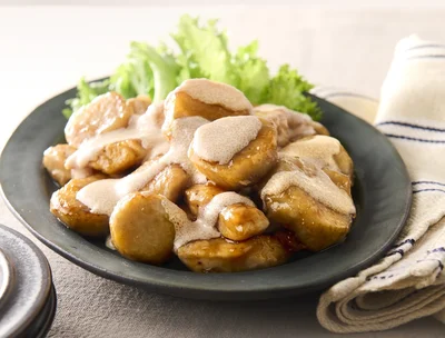里いもはレンチンしてからとり肉と一緒にこんがり焼いて
