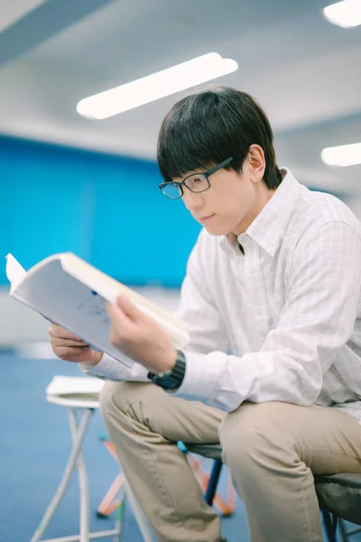 ちょっとした合間も台本を熟読！　表情は真剣そのものです。