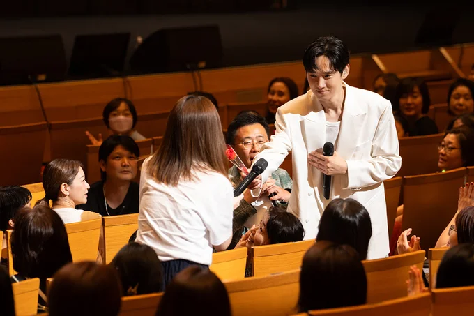ファンの質問に答え、お花を渡すソンフンさん。目線を合わせてしっかり答えてくださるソンフンさん。紳士的で優しい!