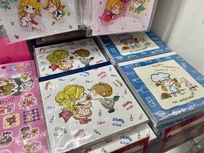 選べる蛍光付箋（748円）／スクエアメモパッド（550円）