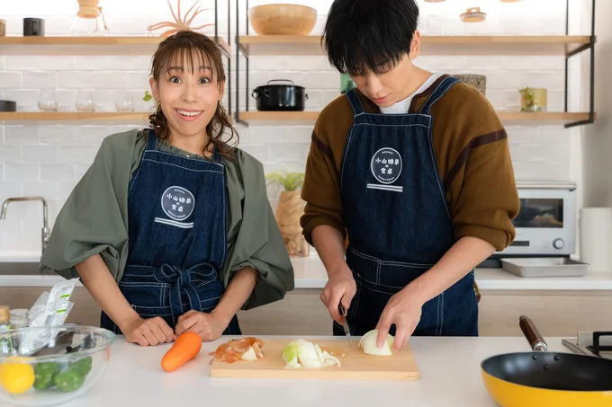 テキパキと切っていく小山さんに安心しきって(?)、みきママさんのトークが止まりません!