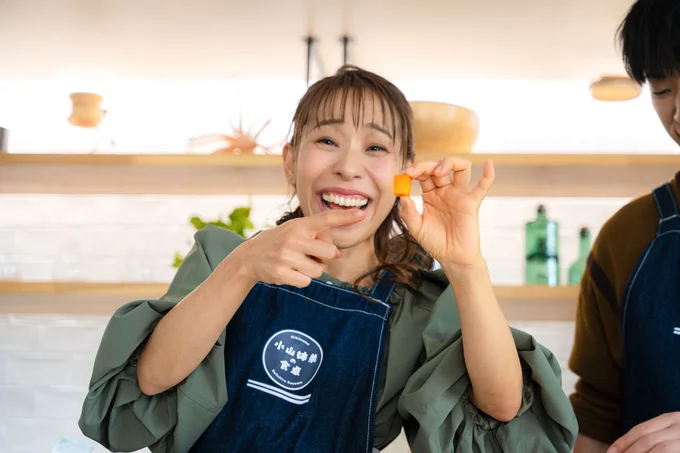 「これ1cm? デカすぎない!?」とイジるみきママさんに、小山さん「ご愛嬌で(笑)」
