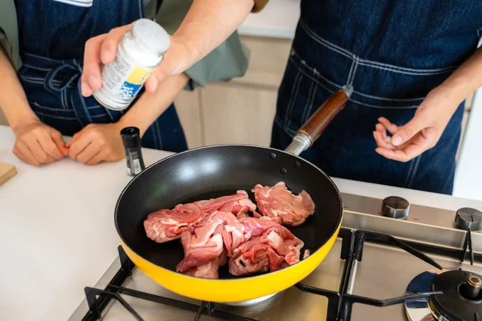 直径26cmのフライパンに豪快にお肉をドン!