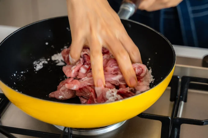 お肉をギュッともむ小山さんの指! 超レアショット☆