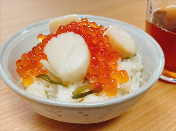 いくらがたっぷり…! 冷凍帆立とめんつゆで作る「帆立の炊き込みごはん」