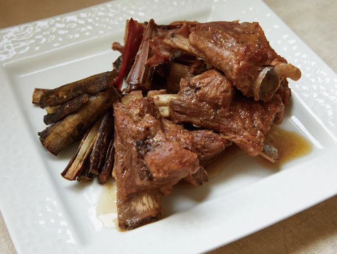  温度管理が簡単なオーブンなら、骨つき肉料理も絶妙な焼き加減に