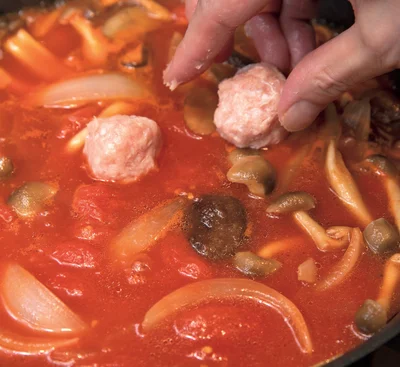 肉だんごは弱めの火でやさしく火を通すと、肉汁も残り、ふわっと仕上がる。
