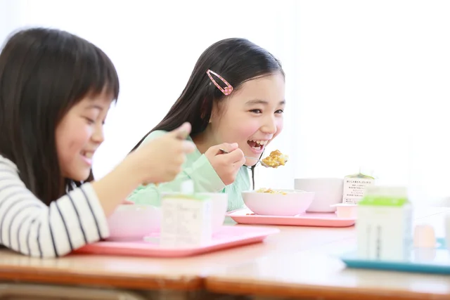 給食費の徴収業務が学校の教職員から自治体に移行すると未納問題は解決する？