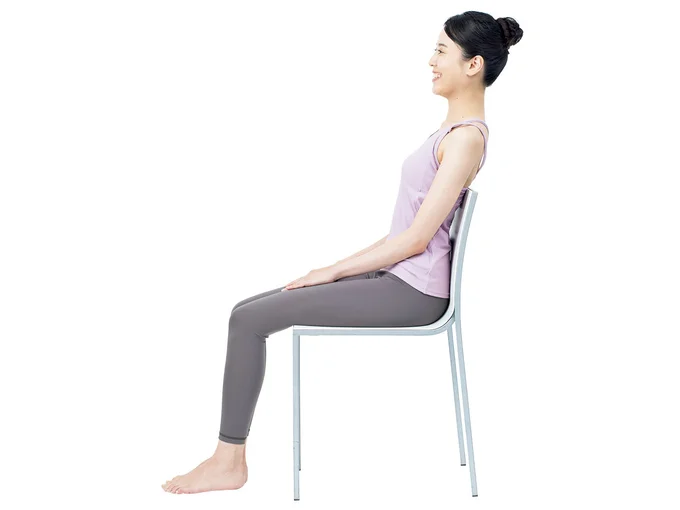 正しい姿勢に疲れたら、背中を丸めずに背筋を伸ばしたまま、背もたれにもたれて力を抜きます。
