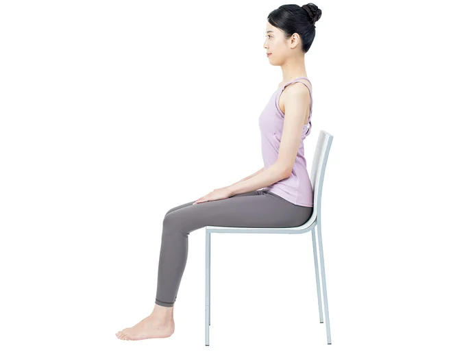 いすに深く座ったら、骨盤を立て、背筋を伸ばし、両肩、あごの順で後ろに引くのが正しい姿勢。ふだんはもちろん、首トレもこの姿勢で行なうとより効果的です。