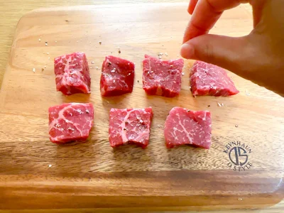 牛肉には塩こしょうをふって