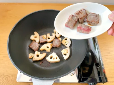 加熱しすぎると肉が固くなってしまうので、半分はあとのせ用に取り置く
