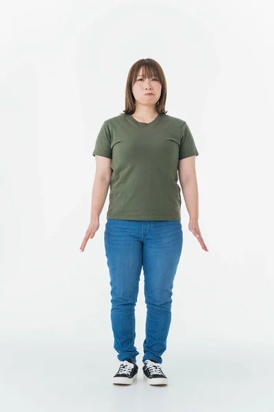 脚の形を拾うパンツでは、弱点が浮き彫りに……
