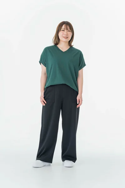 腰から下まで太く真っ直ぐ伸びるパンツですべてを隠す