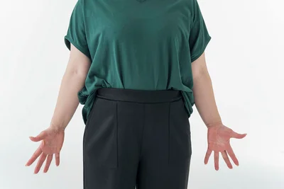 お腹まわりはトップスをインしてからブラウジングすることで着やせ対応。