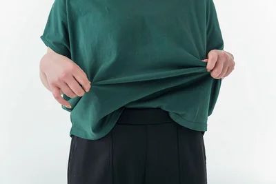 お腹と服の間に空気が入り、奥行きが生まれてスッキリ！