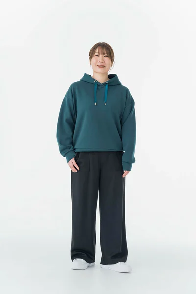 地厚のフード付きスウェットを合わせれば秋冬バージョンに。