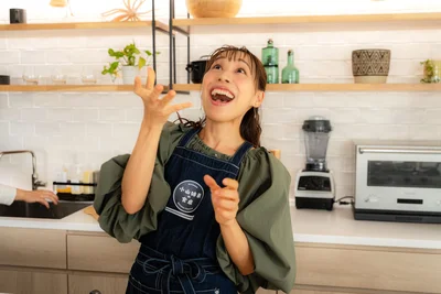 「ひょーい！」とレモンを高く投げて…