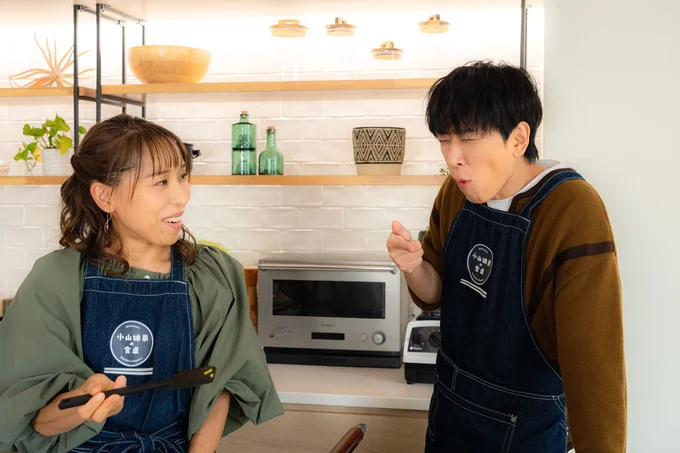 アッツアツのにんじんを食べた小山さんのチャーミングな表情がこちら！
