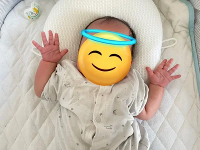 おててを広げた赤ちゃん▶このポーズはあの番組のポーズ（⇒次へ）