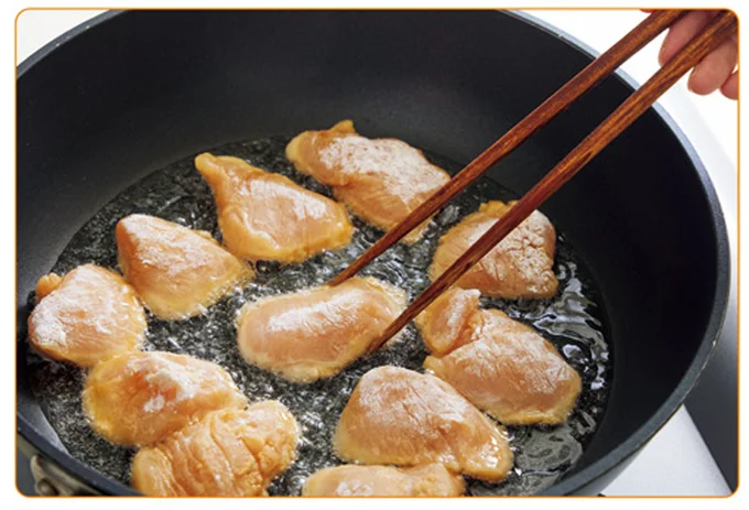 食材をときどき返すことで、火をしっかり通す