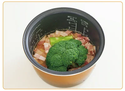 房、茎は炊くとやわらかくなるので、細かく切らずそのまま入れる