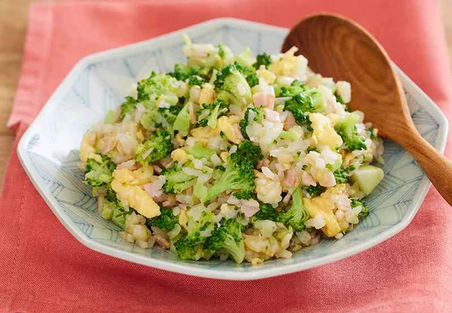 いつものチャーハンがちょっとリッチに！ 「ハーフブロッコリーチャーハン」