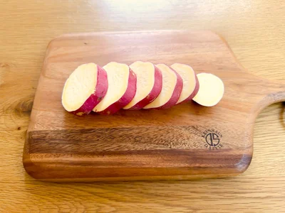  さつまいもはまず輪切りに
