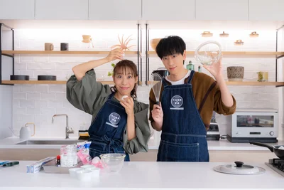 カメラマンの「作るぞ～！」の掛け声にアドリブでポーズ。みきママ「プリンじゃなくてブリュレですっ♪」