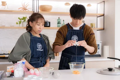 みきママさんに「片手でポン」を勧められるも、両手で丁寧に割る小山さん。性格が出てます！