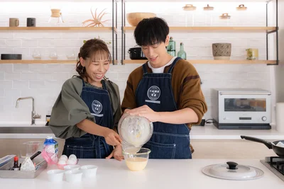 共同作業ではいつも自然と笑みがこぼれる小山姉弟。とっても仲良しです