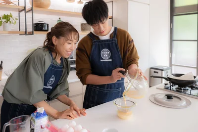 慣れた手つきに弟の成長を感じるみきママさん。とってもうれしそう！