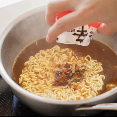 別の鍋で「辛ラーメン」を裏面のパッケージ通りに作る