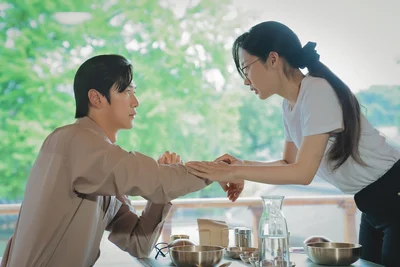 2024年の大ヒットドラマ『私の夫と結婚して』でジウォンを演じたパク・ミニョン。ジウォンはジヒョクに誘われ高級なクッパ店へ…というシーン