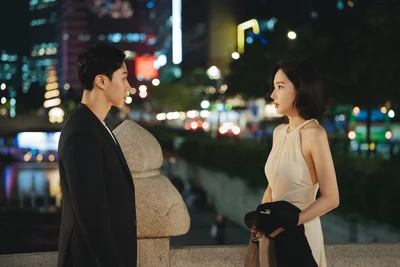 初恋の人と同窓会で再会したジウォン（パク・ミニョン）。ドレス姿も素敵！