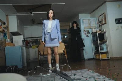 14話_因縁のガラステーブルをバッキバキに壊したジウォン（パク・ミニョン）。壊しっぷりがすごい！