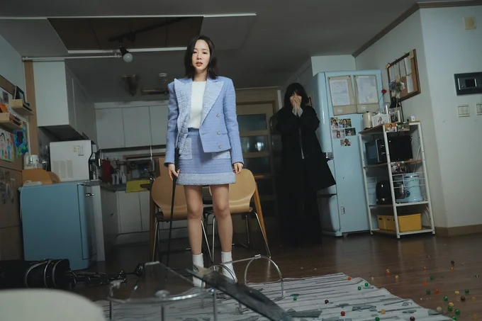 14話_因縁のガラステーブルをバッキバキに壊したジウォン（パク・ミニョン）。壊しっぷりがすごい！