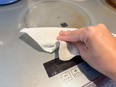 油がはねたコンロや壁周りを拭きます