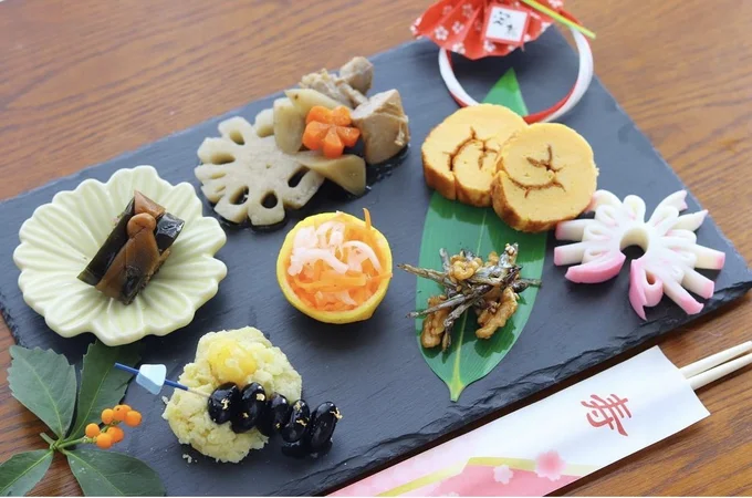 白だしを使った、味わい深く美しい色合いのおせち